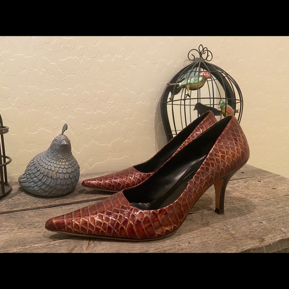Kenneth Cole alligator print patent leather pumps - Picture 10 of 13
